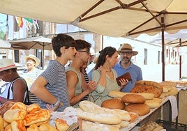 Puestos de la Feria del Pan de Cobos de Cerrato de la edición anterior.
