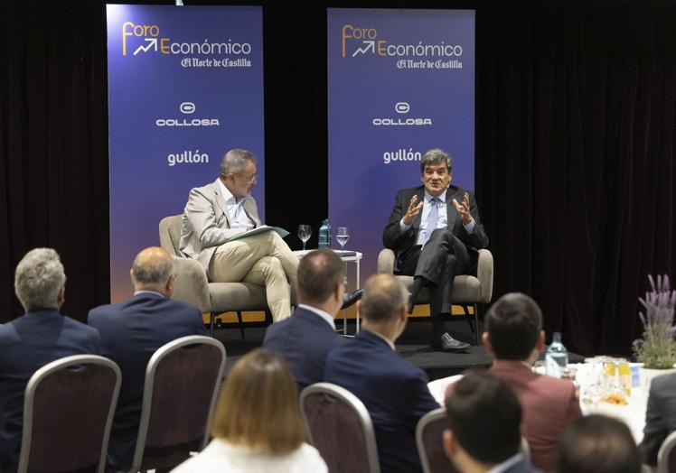 Ángel Ortiz y José Luis Escrivá durante un momento del Foro Económico.