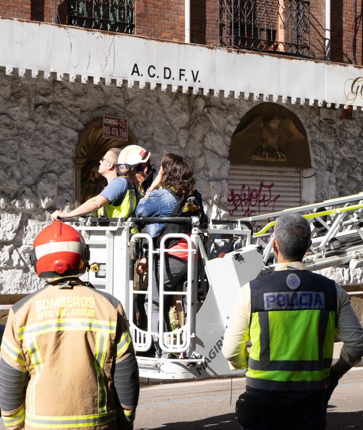 Imagen secundaria 2 - Intervención de los Bomberos y Policía este lunes por la mañana en la calle San José. Abajo a la izquierda, José Luis Arranz y Luis Miguel Jiménez, residentes en los número 9 y 7, respectivamente.