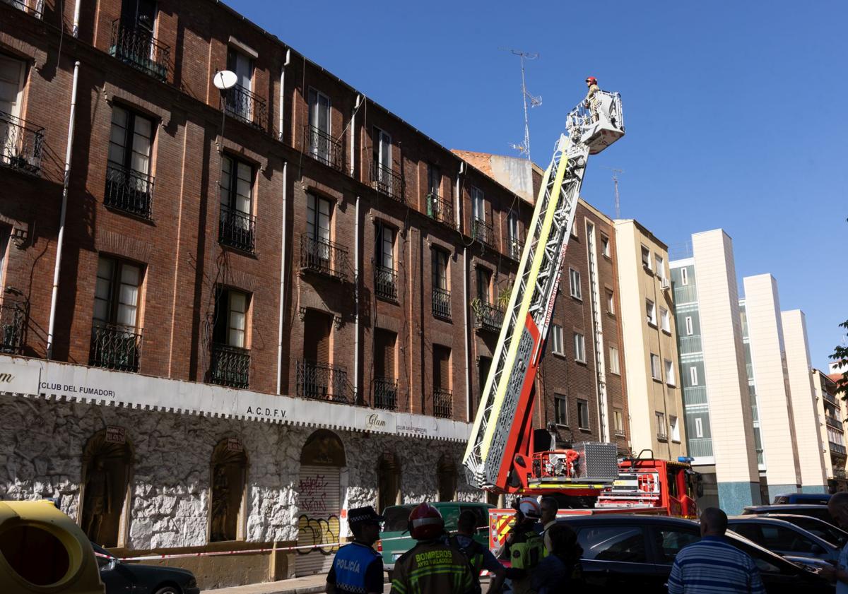 Imagen principal - Intervención de los Bomberos y Policía este lunes por la mañana en la calle San José. Abajo a la izquierda, José Luis Arranz y Luis Miguel Jiménez, residentes en los número 9 y 7, respectivamente.