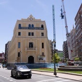 Labores de desmontaje de la grúa de la plaza de Madrid.