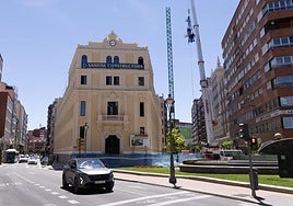 Labores de desmontaje de la grúa de la plaza de Madrid.