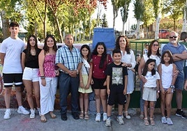 Ángel Pérez Dimas posa frente a los murales junto con sus alumnos, la alcaldesa y algunos vecios de Zarzuela del Monte.