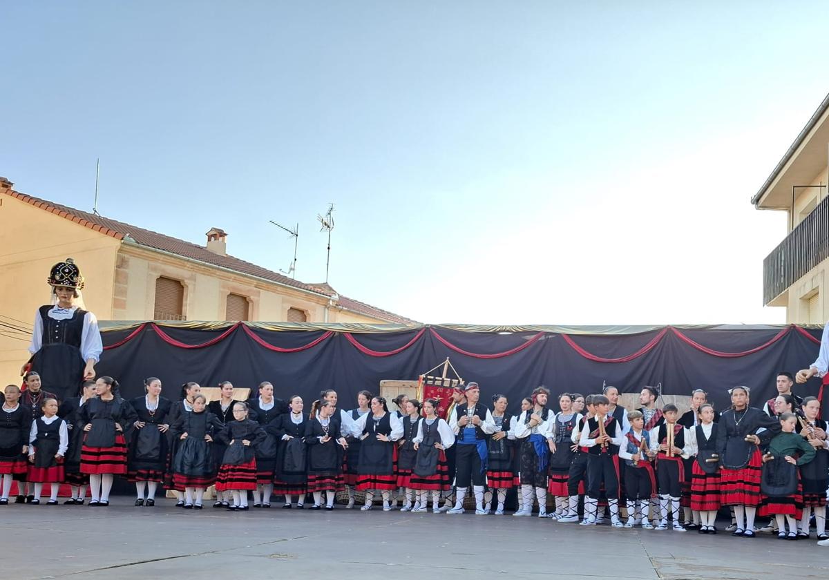 Personas vestidas con el traje tradicional posan en la Plaza de España de Cantalejo.