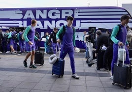 La expedición blanquivioleta, en el aeropuerto de Santiago de Chile este lunes.