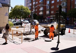 Los operarios trabajan en el recorte de la acera de Recondo y corte de un carril en sentido a Puente Colgante.