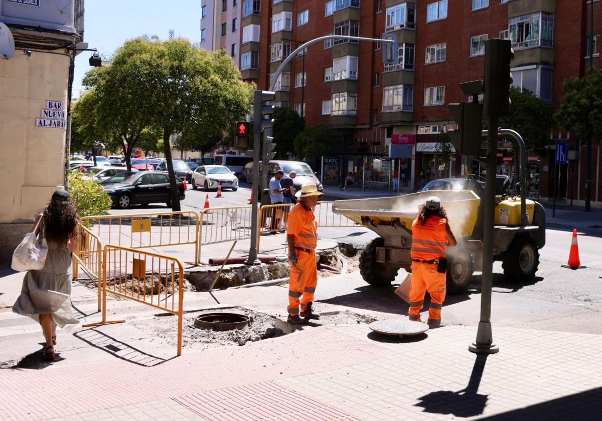 Los operarios trabajan en el recorte de la acera de Recondo y corte de un carril en sentido a Puente Colgante.
