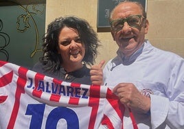 Rocío y José María Ruiz, con la camiseta de Julián Álvarez.
