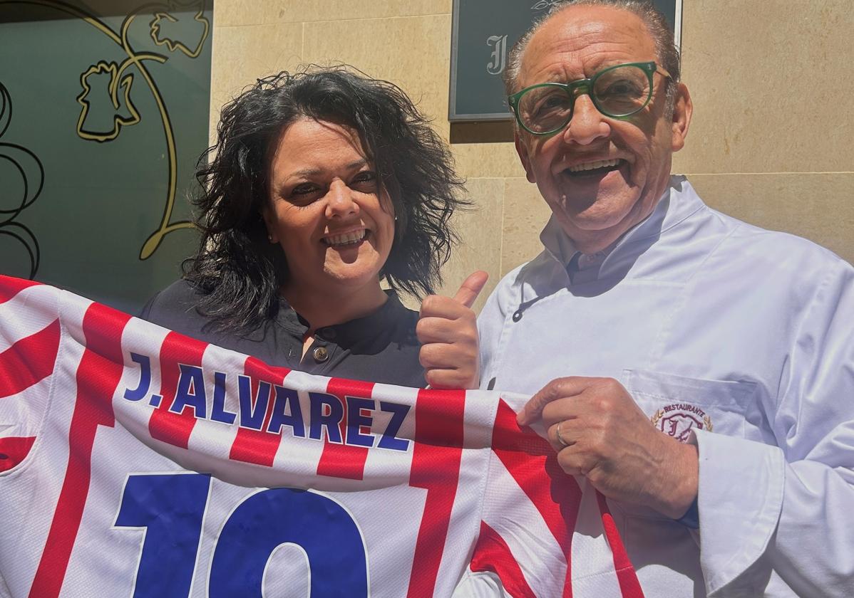 Rocío y José María Ruiz, con la camiseta de Julián Álvarez.