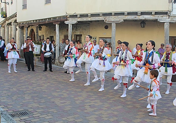 El paloteo es una de las señas de identidad de Ampudia.