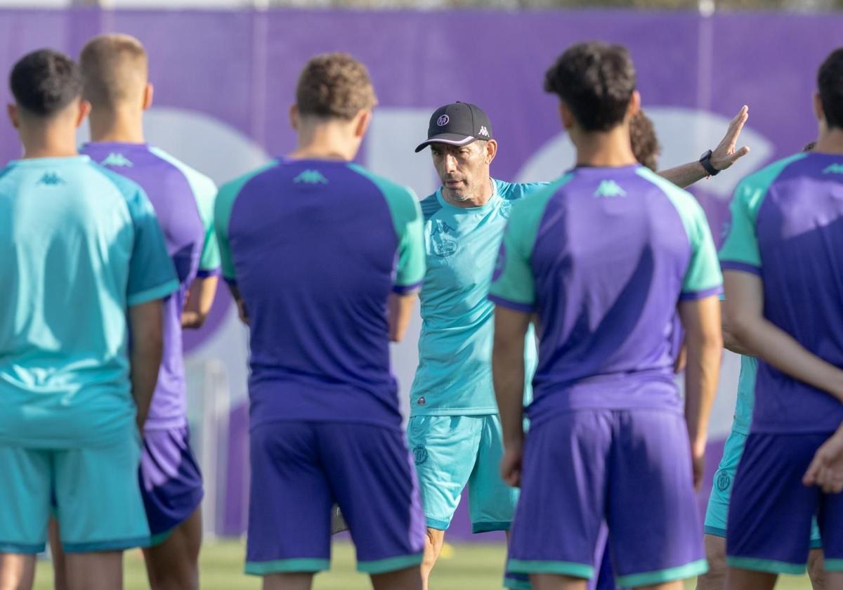 Guillermo Almada, de frente, dando indicaciones a los jugadores durante una sesión de entrenamiento.
