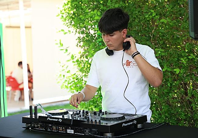 DJ Iker Castro pinchando en las piscinas municipales de Peñaflor de Hornija