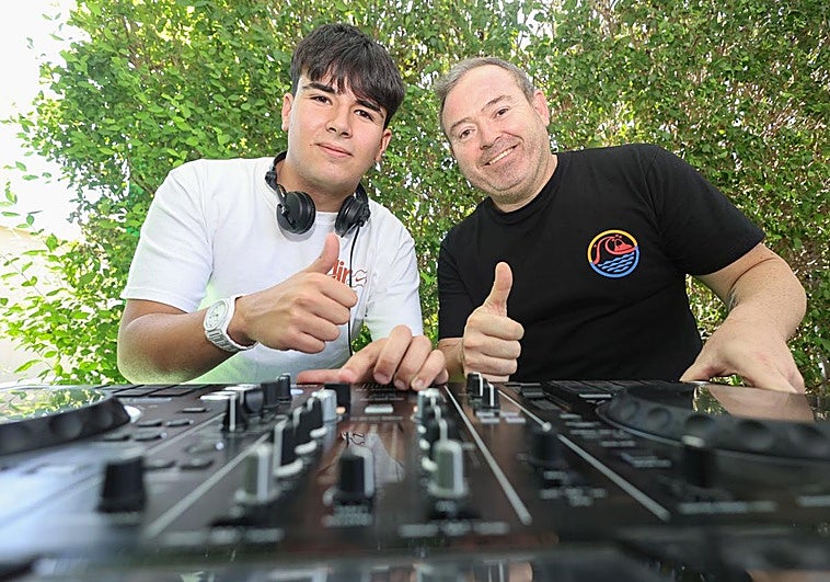 Iker y Roberto Castrodeza, DJ´s Castro, pinchando en las piscinas de Peñaflor de Hornija