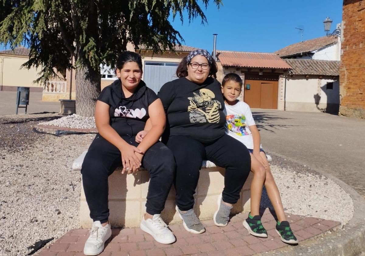 Silvia Fernández con Noa y Rayan en Calahorra de Boedo.