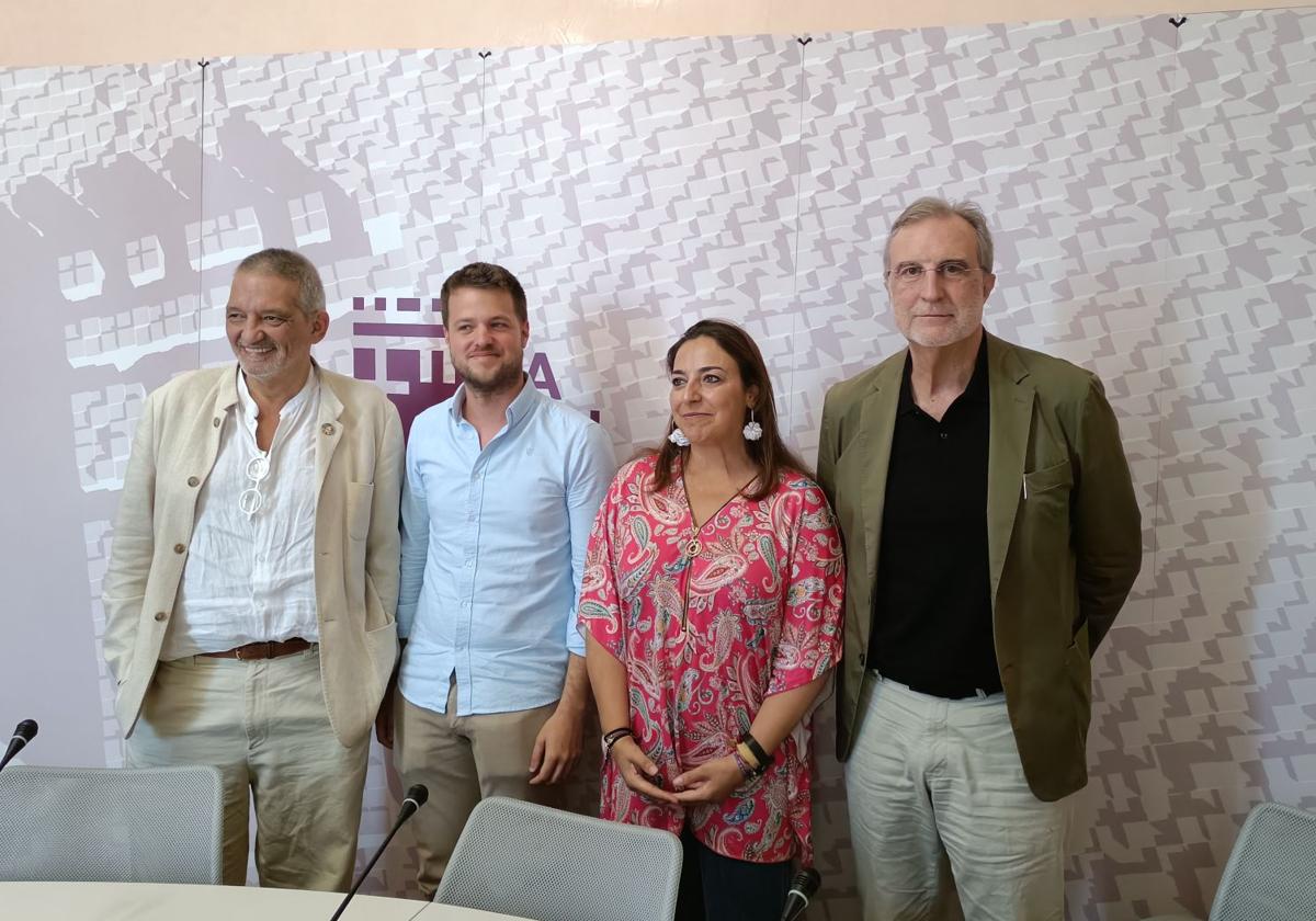 La alcaldesa y el concejal de Urbanismo, flanqueados por los arquitectos Sebastián Jornet y José María Ezquiaga, a la derecha, en el Ayuntamiento.