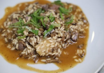 Arroz meloso con trompetas de la muerte y pato