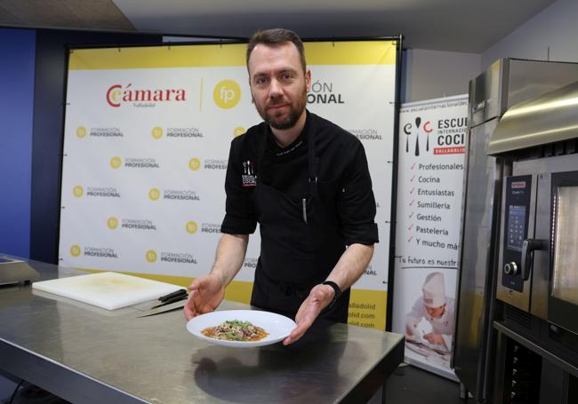 El chef de la Escuela Internacional de Cocina con su plato recién terminado