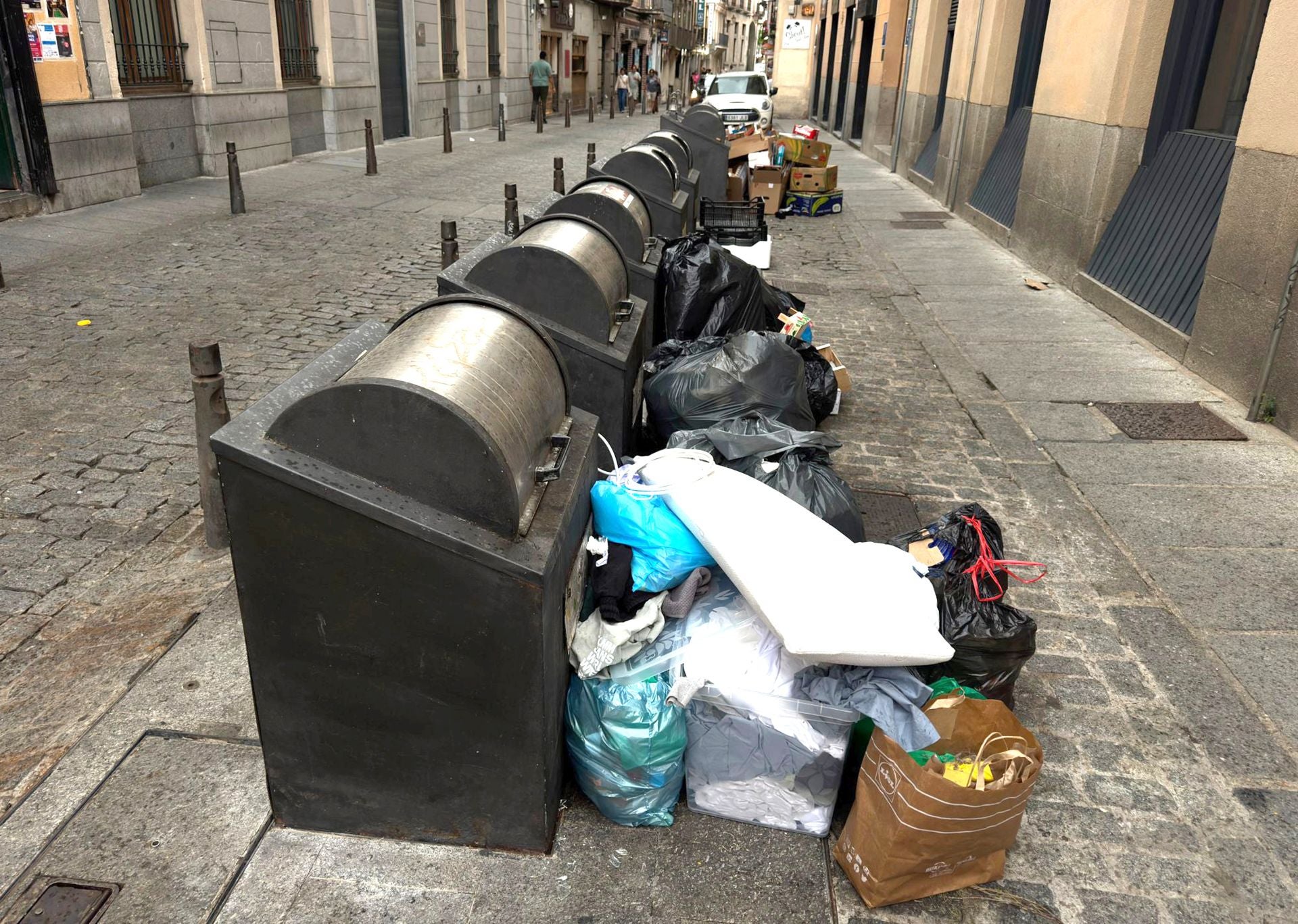 Basura acumulada junto a unos contenedores en el centro de Segovia.