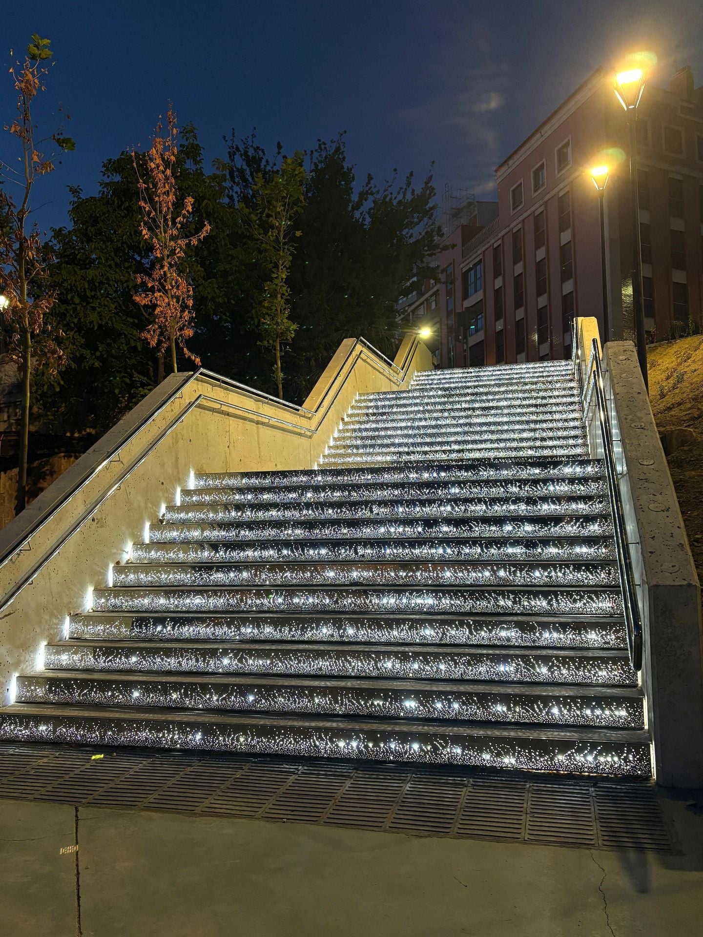 La escalinata luce la propuesta 'flores con estrellas'.