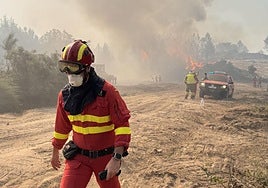 Decenas de efectivos tratan de sofocar desde el lunes por la noche el incendio de Mombeltrán.