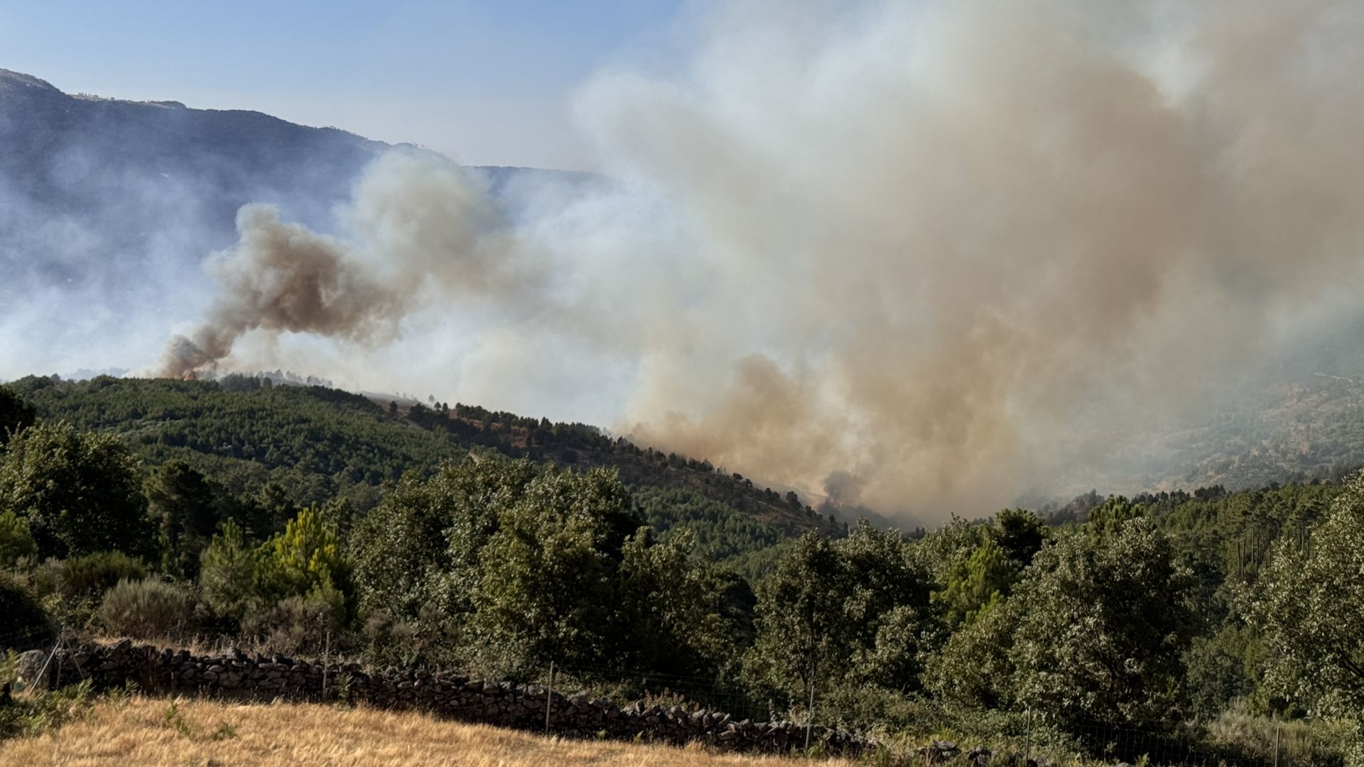 Las imágenes del incendio en Cuevas del Valle (Ávila)