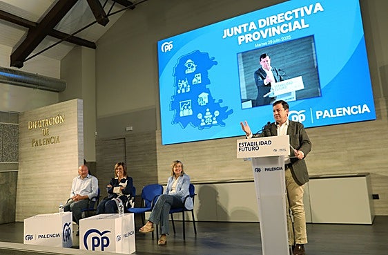 Alfonso Fernández Mañueco, durante la junta directiva provincial del PP de Palencia esta tarde.