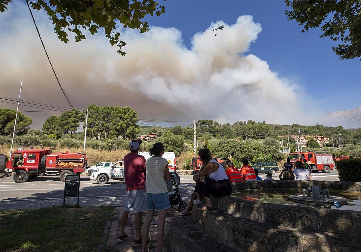 Vecinos observan este martes por la mañana desde Mombeltrán la evolución del incendio.
