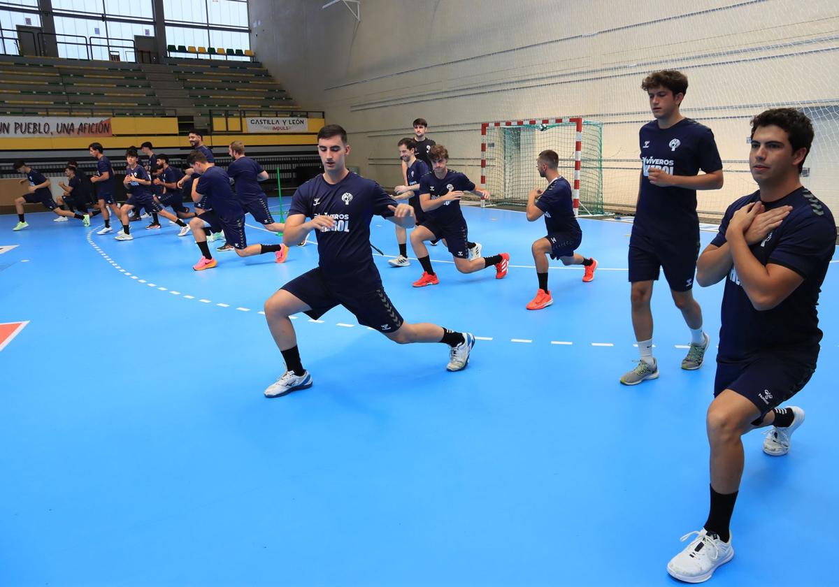 Jugadores del Nava realizan estiramientos durante el primer entrenamiento de pretemporada.