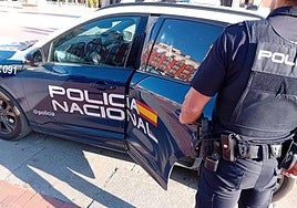 Un coche de la Policía Nacional durante una detención.