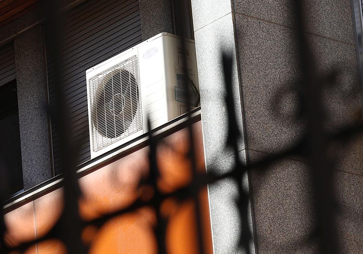Aparato de aire acondicionado, en un bloque de Valladolid.