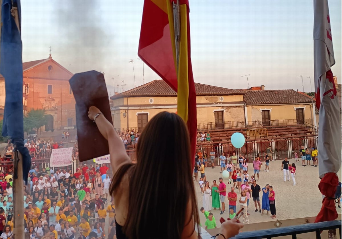 Los vecinos se dan cita frente al Ayuntamiento para celebrar el comienzo de las fiestas 2024.
