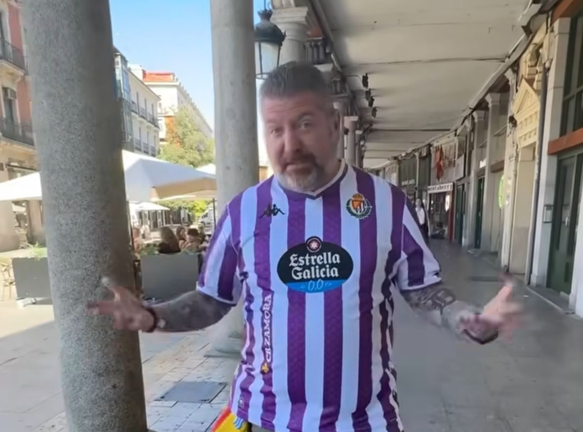 El influencer americano Larry Shy con la nueva camiseta del Real Valladolid.