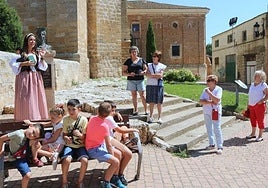 La doncella Doña Inés explica el busto de la infanta Catalina en una de las visitas guiadas.