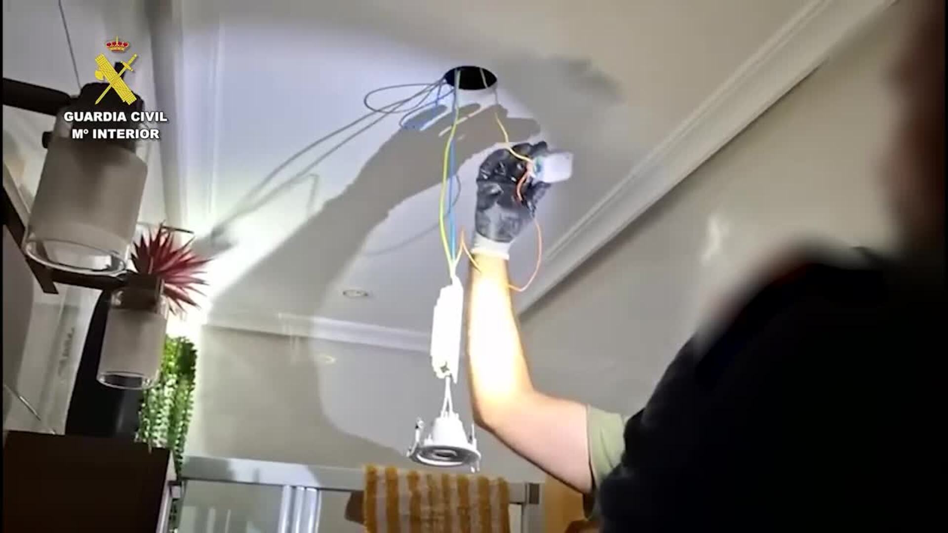 Así grababa a familiares y amigos en el baño con una cámara oculta en su vivienda en Burgos