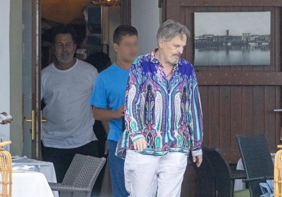 Miguel Bosé a su salida del restaurante en Palma de Mallorca.