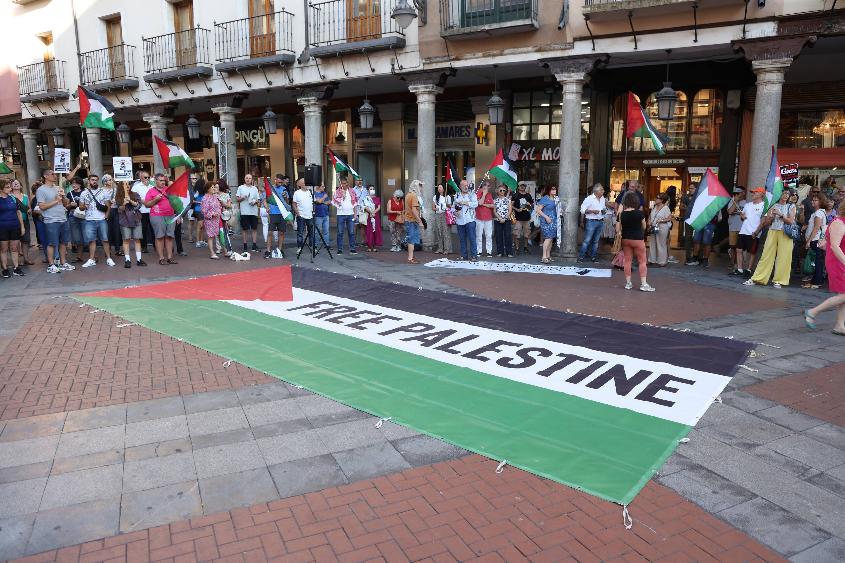 Cacelorada protesta en Fuente Dorada contra la guerra en Gaza