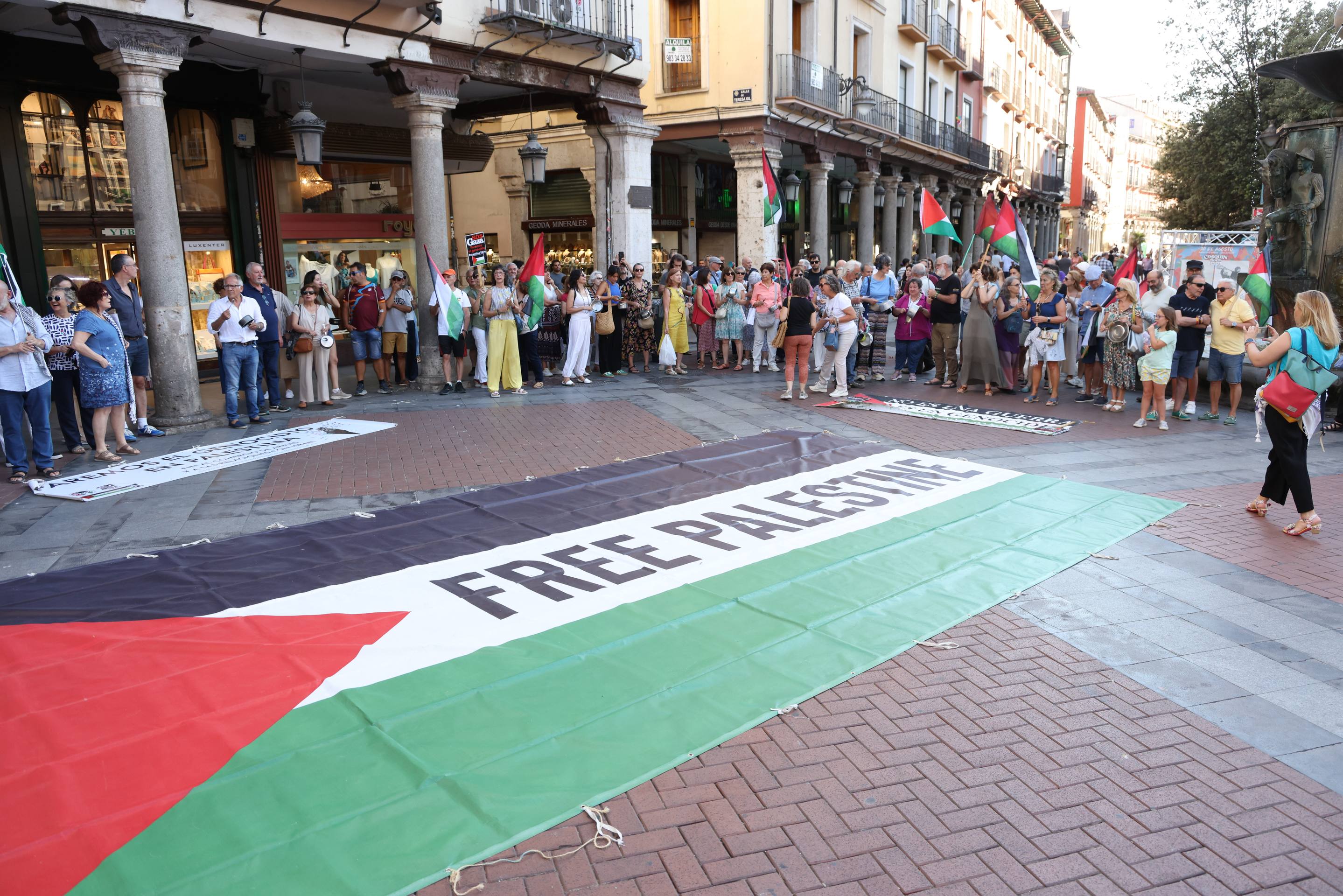 Cacelorada protesta en Fuente Dorada contra la guerra en Gaza