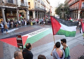 Imágenes de la cacelorada protesta celebrada este jueves en la plaza Fuente Dorada contra la guerra en Gaza