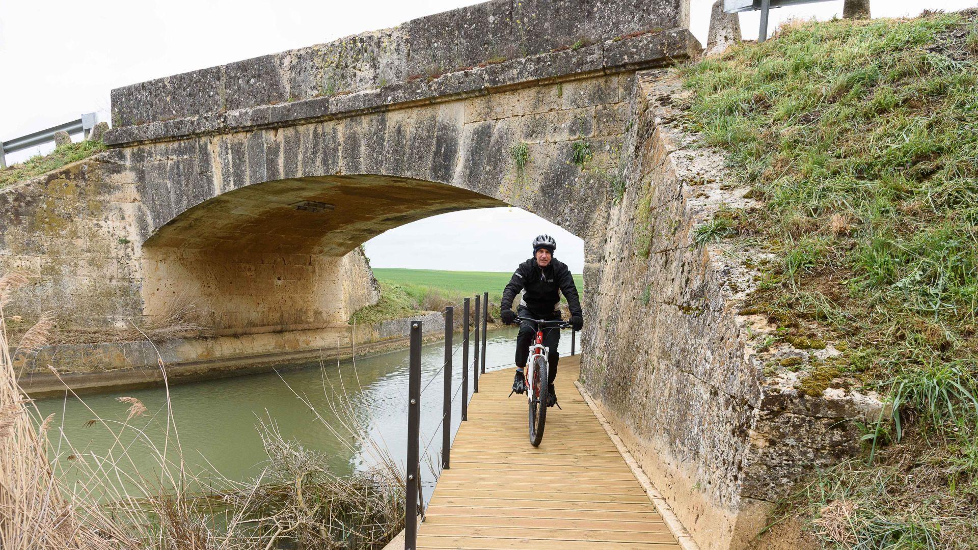 Nueva pasarela sobre el Canal de Castilla en Fuentes de Nava.