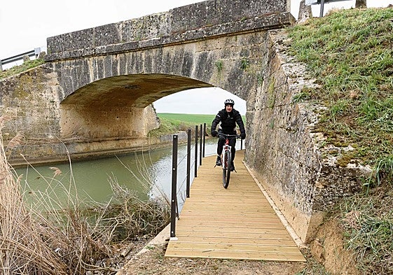 Nueva pasarela sobre el Canal de Castilla en Fuentes de Nava.