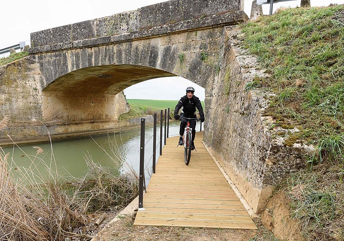 Nueva pasarela sobre el Canal de Castilla en Fuentes de Nava.
