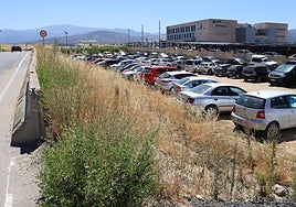 Accesos a la estación junto a los terrenos donde se ampliará el aparcamiento.