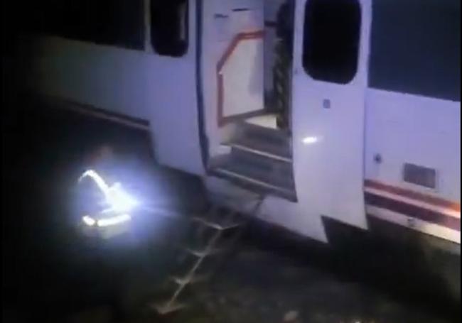 La Guardia Civil evacua a los pasajeros del tren averiado