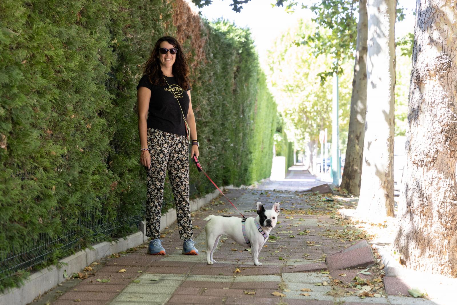 Rebeca De Diego pasea a su perro por la calle Atenas.