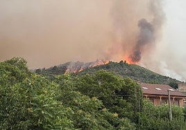 Aspecto del incendio en el Valle del Tiétar a primera hora de este miércoles.