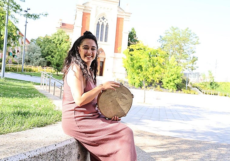 Lucía López-Enrique tocando la pandereta en la plaza de su barrio, La Pilarica de Valladolid.
