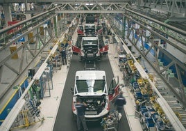 Operarios en la cadena de producción de la factoría de Iveco de Valladolid.
