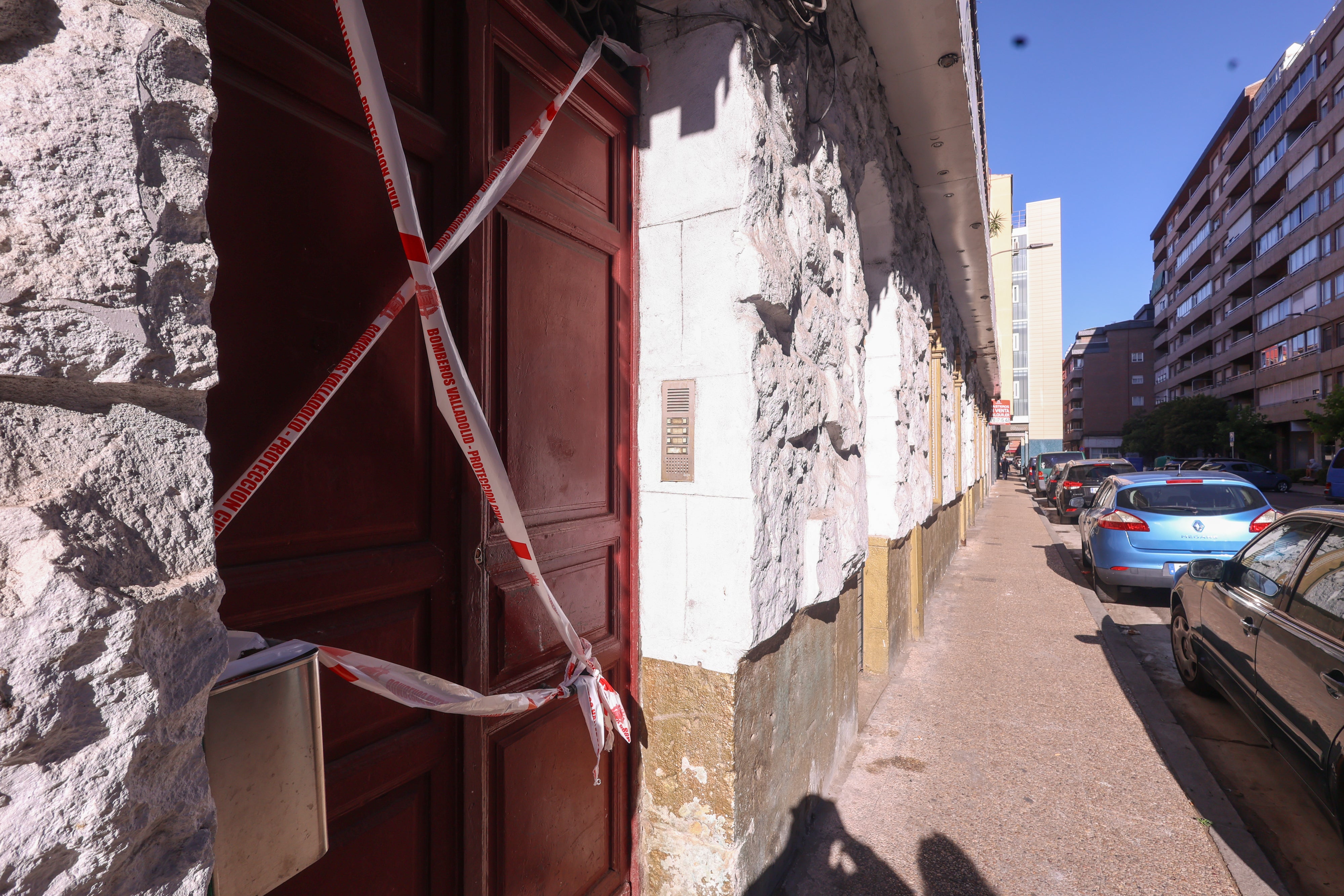 Puerta precintada del número 7 de la calle San José por el incendio en la cubierta del edificio.