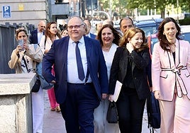 El consejero de Sanidad, Alejandro Vázquez, a su llegada a la reunión.