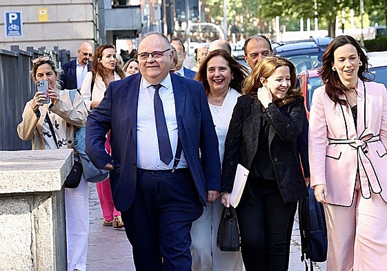 El consejero de Sanidad, Alejandro Vázquez, a su llegada a la reunión.